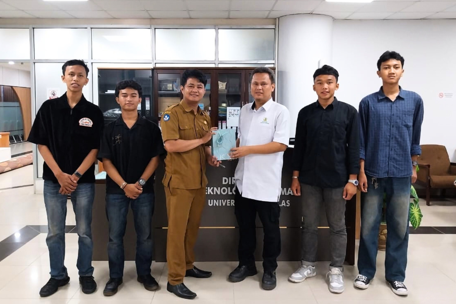 Resmi Selesaikan Masa Tugas, DTI UNAND Lepas 4 Siswa Magang SMKN 1 Bukittinggi